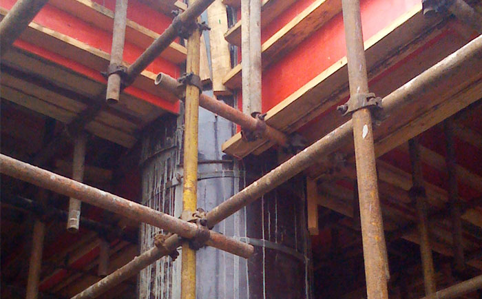 梁柱节点用圆柱木模施工简单方便，圆木模板易